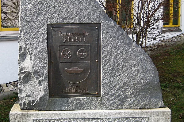 Granitblock vor Pfarrheim Partnerschaftsdenkmal - Granitblock vor Pfarrheim