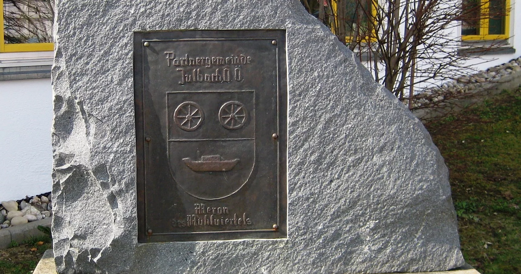 Granitblock vor Pfarrheim Partnerschaftsdenkmal - Granitblock vor Pfarrheim